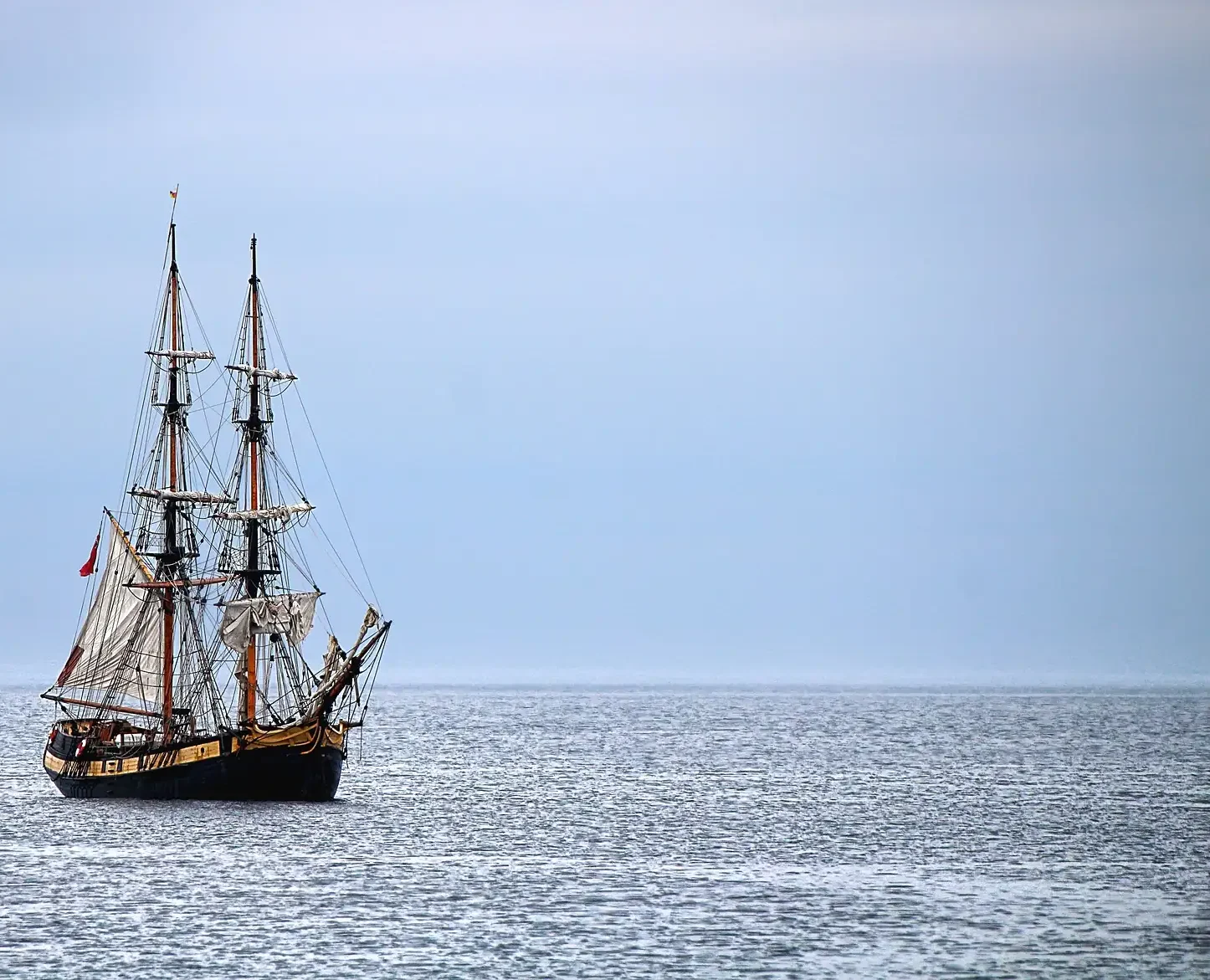 Un velero que navega tranquilamente en alta mar en busca de oportunidades de negocio